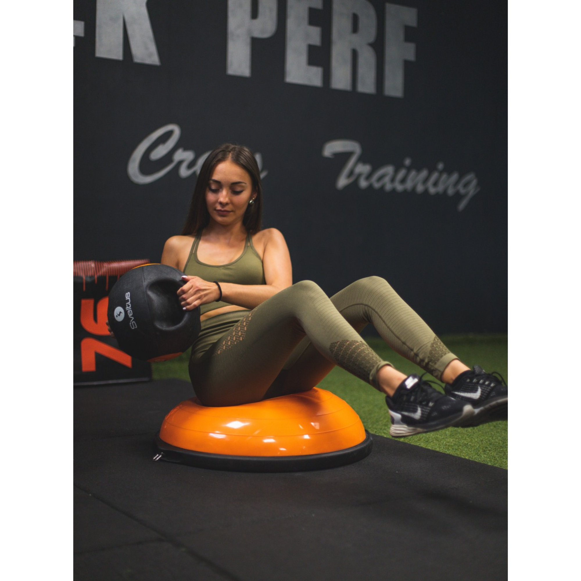 Rubber Medicine Ball with Handles - Ø 23/27 cm - Various Weights - Sveltus